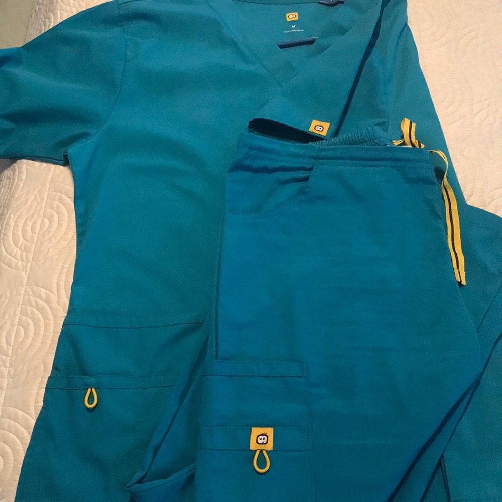 WonderWink turquoise scrub set